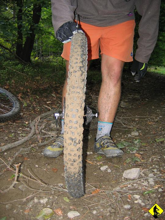 foto 111.jpg - Juras skacze, ląduje i odpala nakrętkę z samozamykacza w kosmos. Koniec jest taki, że z koła zrobiła się ósemka, z tarczy talerz,a z wypadu koniec :/ W sumie to powinniśmy się cieszyć, że: 1)to tylne koło 2) koło zostało w wahaczu (przynajmniej z jednej strony) 3) po polowym mega sewisie dało się zjechać na jednym hamulcu do samochodu. Z wypadu następnego dnia pozostały nam wspomnienia. Czy jeszcze uda się jakiś mały wypadzik w tym sezonie? Kto to wie, trzeba wierzyć w cuda :)